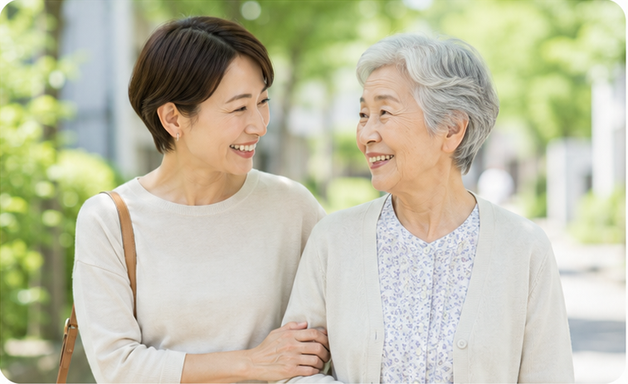 笑顔で歩く親子
